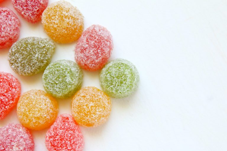 Die süße Gefahr: Wie Zucker unsere Zähne angreift