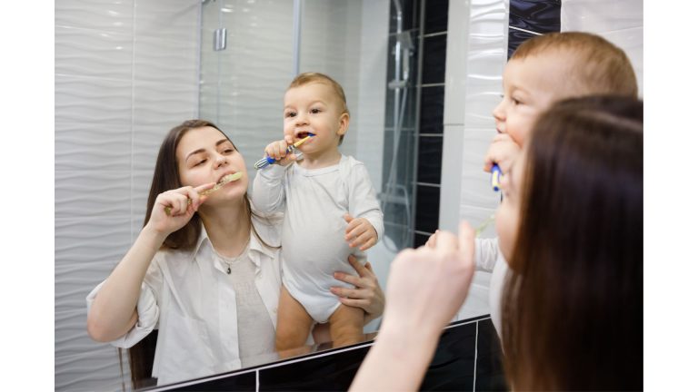 Wie Baby richtig Zähne putzen und ab wann?